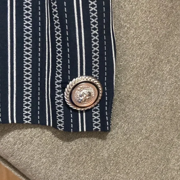 Beautiful, vesace blazer, no lowballs - Picture 3 of 12